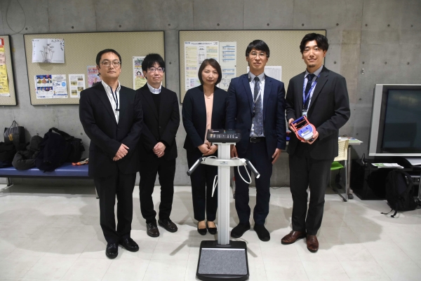 Donations of desks to libraries in Shinagawa Ward, Tokyo