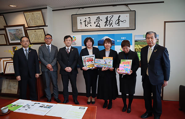 Donations of picture books and other materials to kindergartens in Mishima City, Shizuoka Prefecture