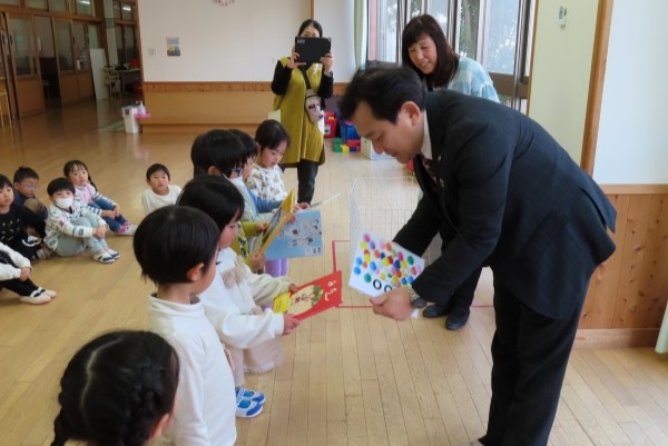 Donations of picture books and other materials to kindergartens in Izunokuni City, Shizuoka Prefecture