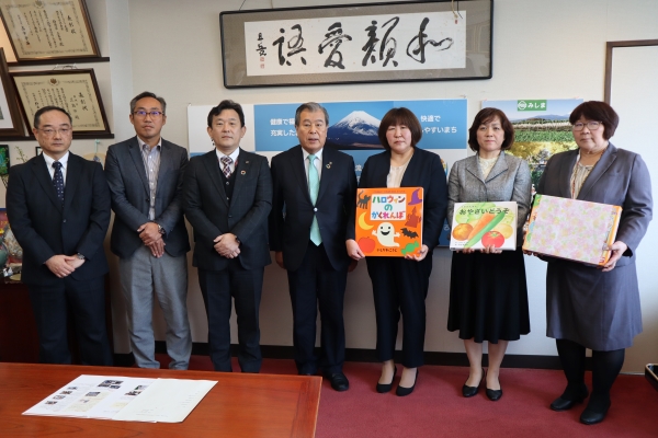 Donations of displays to Sendai Civic Hall in Miyagi Prefecture