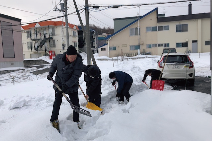 Volunteers removing snow